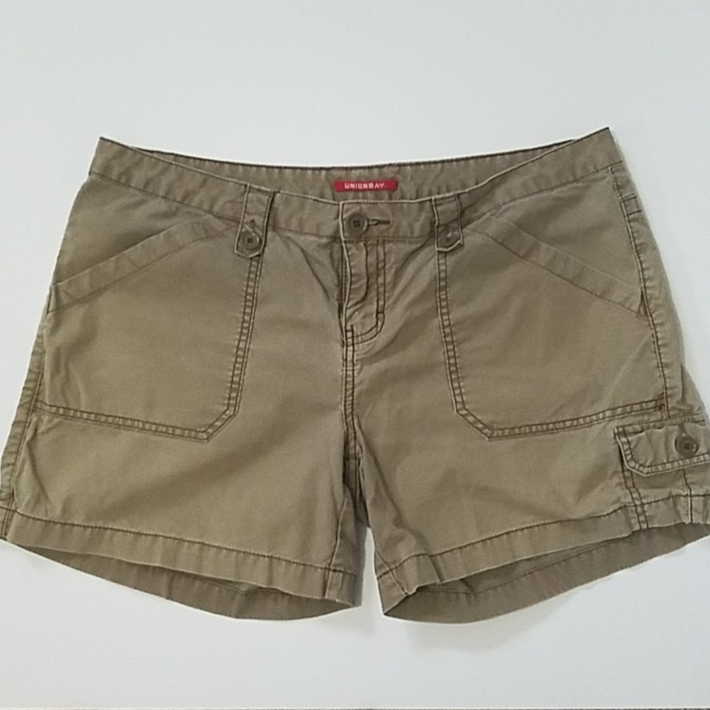 UNIONBAY Khaki Cargo Shorts - Size 15